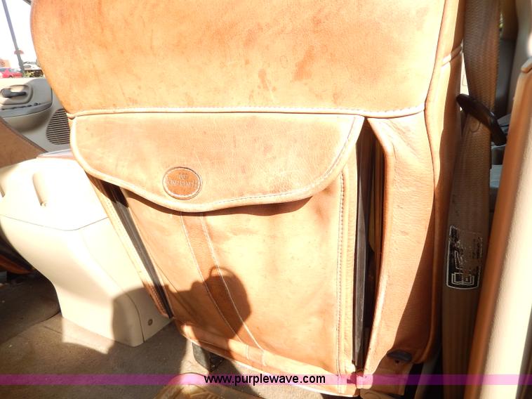 image for item H9588 2001 Ford F150 King Ranch SuperCrew pickup truck