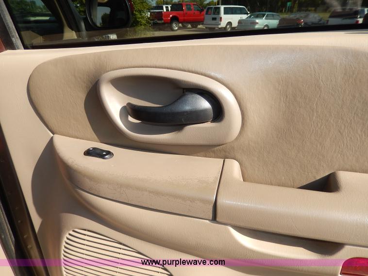 image for item H9588 2001 Ford F150 King Ranch SuperCrew pickup truck