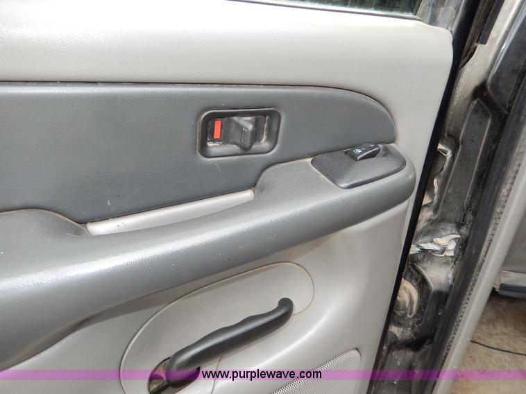 image for item H9590 2003 GMC Yukon SLT SUV