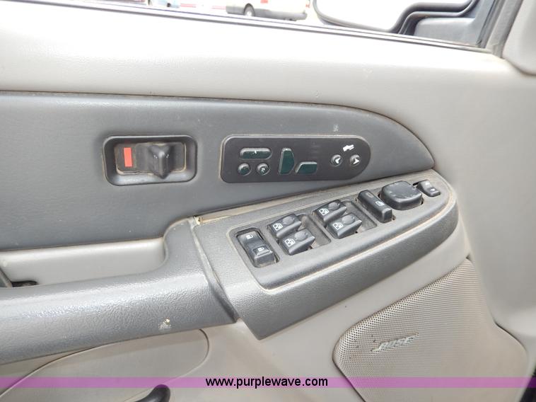 image for item H9590 2003 GMC Yukon SLT SUV