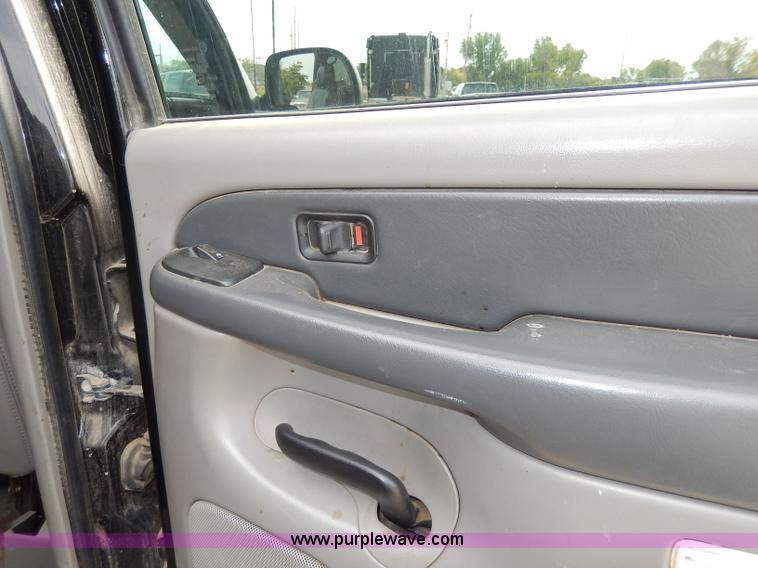 image for item H9590 2003 GMC Yukon SLT SUV