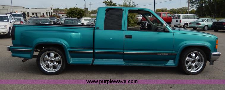 image for item H9591 1994 GMC Sierra 1500 SLE Club Cab pickup truck