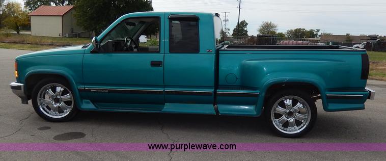 image for item H9591 1994 GMC Sierra 1500 SLE Club Cab pickup truck