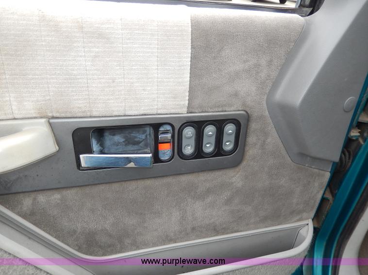 image for item H9591 1994 GMC Sierra 1500 SLE Club Cab pickup truck