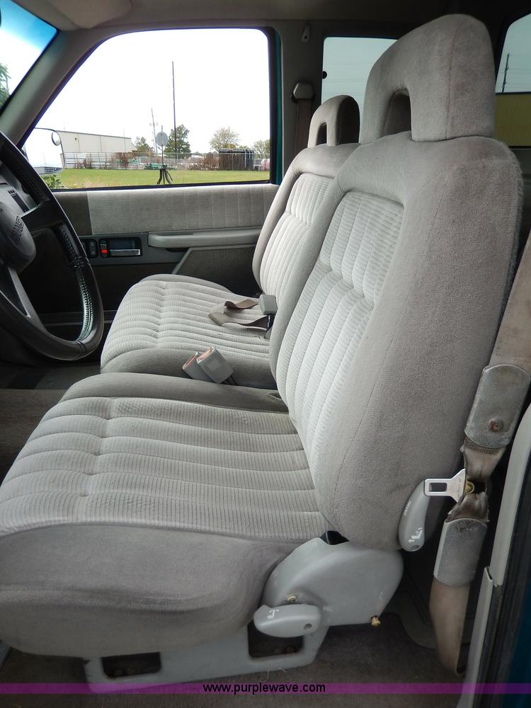 image for item H9591 1994 GMC Sierra 1500 SLE Club Cab pickup truck