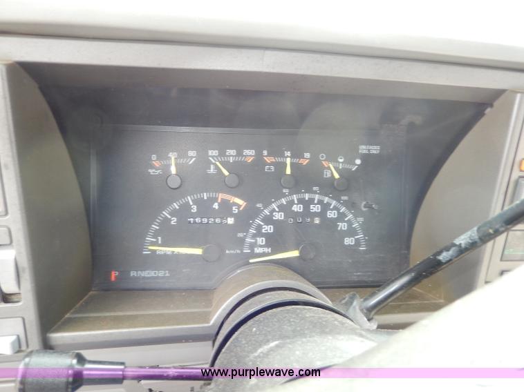 image for item H9591 1994 GMC Sierra 1500 SLE Club Cab pickup truck