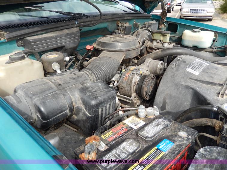 image for item H9591 1994 GMC Sierra 1500 SLE Club Cab pickup truck