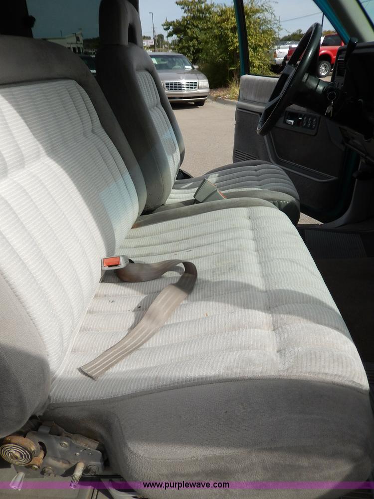 image for item H9591 1994 GMC Sierra 1500 SLE Club Cab pickup truck