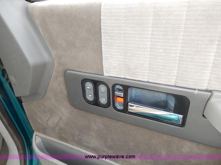 image for item H9591 1994 GMC Sierra 1500 SLE Club Cab pickup truck