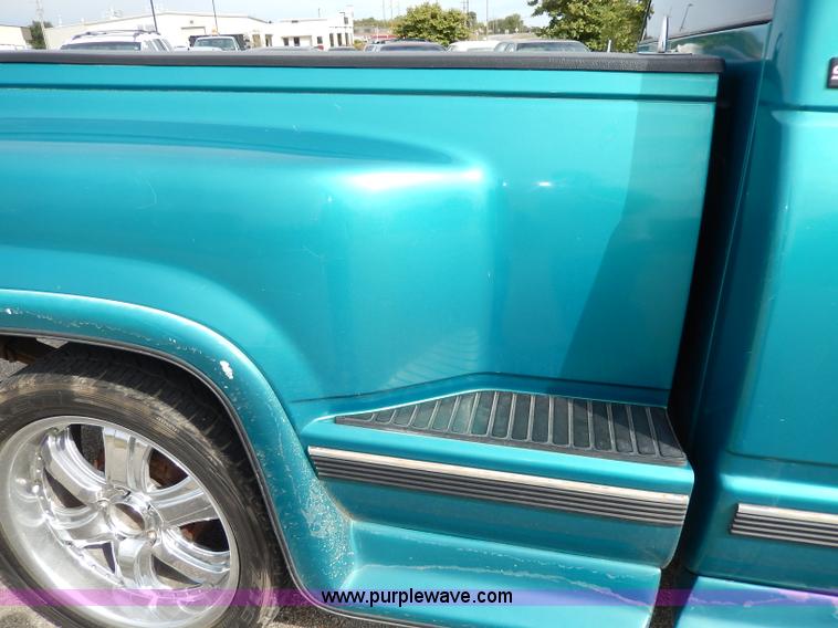 image for item H9591 1994 GMC Sierra 1500 SLE Club Cab pickup truck