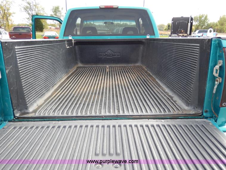 image for item H9591 1994 GMC Sierra 1500 SLE Club Cab pickup truck