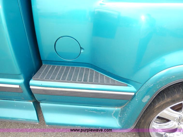 image for item H9591 1994 GMC Sierra 1500 SLE Club Cab pickup truck