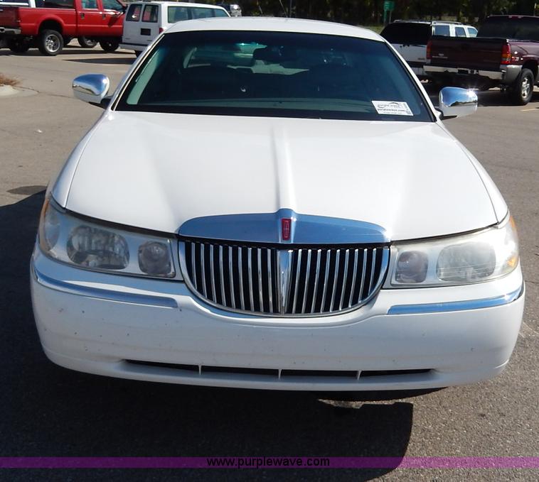 image for item H9595 2001 Lincoln Town Car Executive