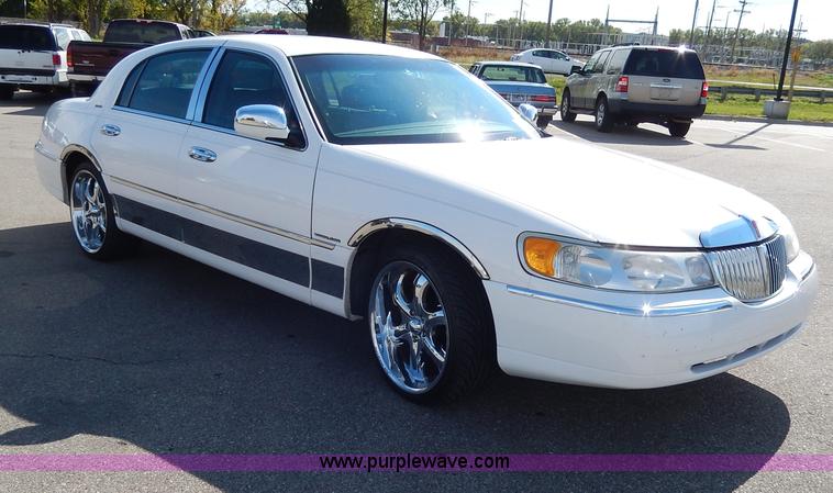 image for item H9595 2001 Lincoln Town Car Executive