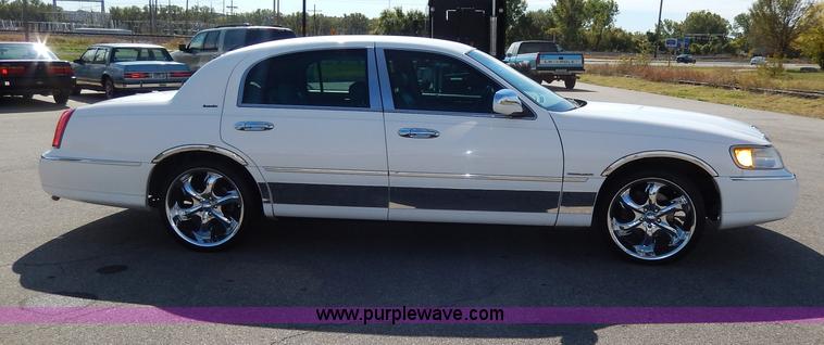 image for item H9595 2001 Lincoln Town Car Executive