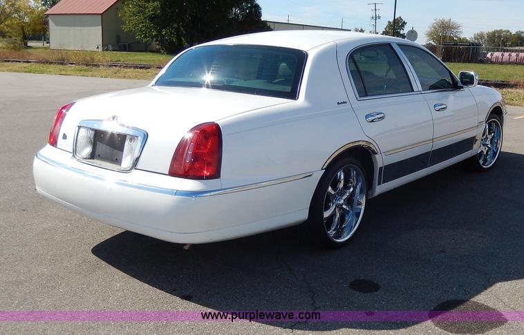 image for item H9595 2001 Lincoln Town Car Executive