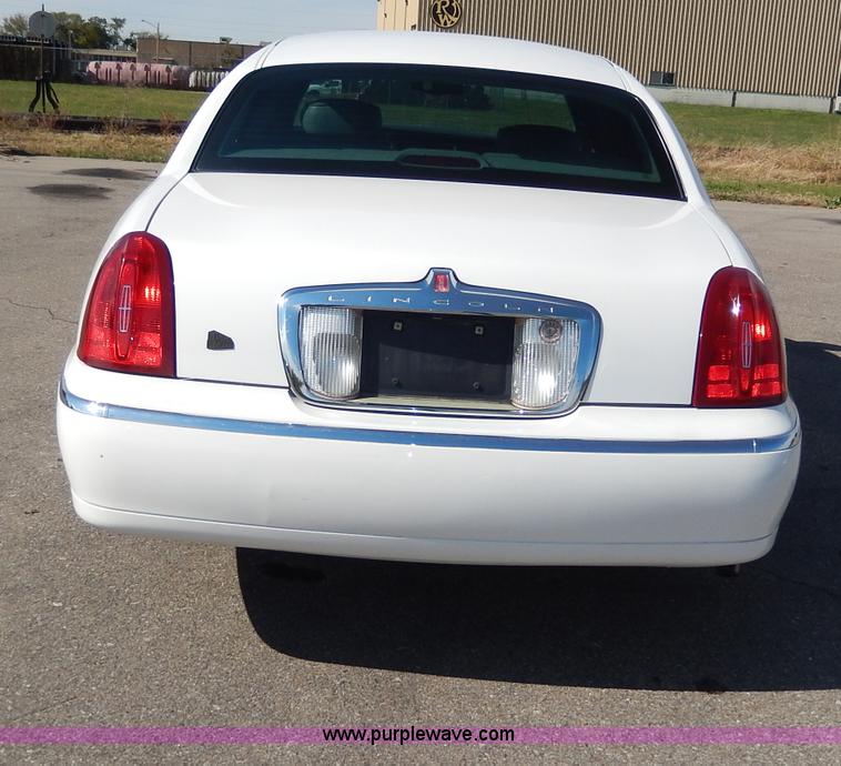 image for item H9595 2001 Lincoln Town Car Executive