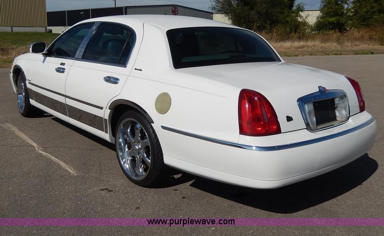 image for item H9595 2001 Lincoln Town Car Executive