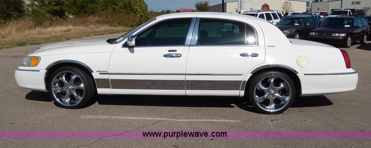 image for item H9595 2001 Lincoln Town Car Executive