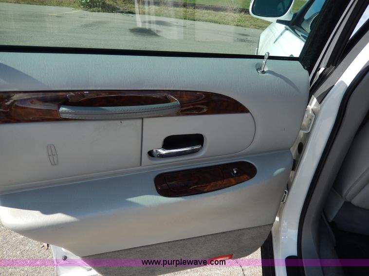 image for item H9595 2001 Lincoln Town Car Executive