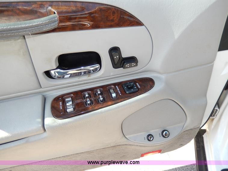 image for item H9595 2001 Lincoln Town Car Executive