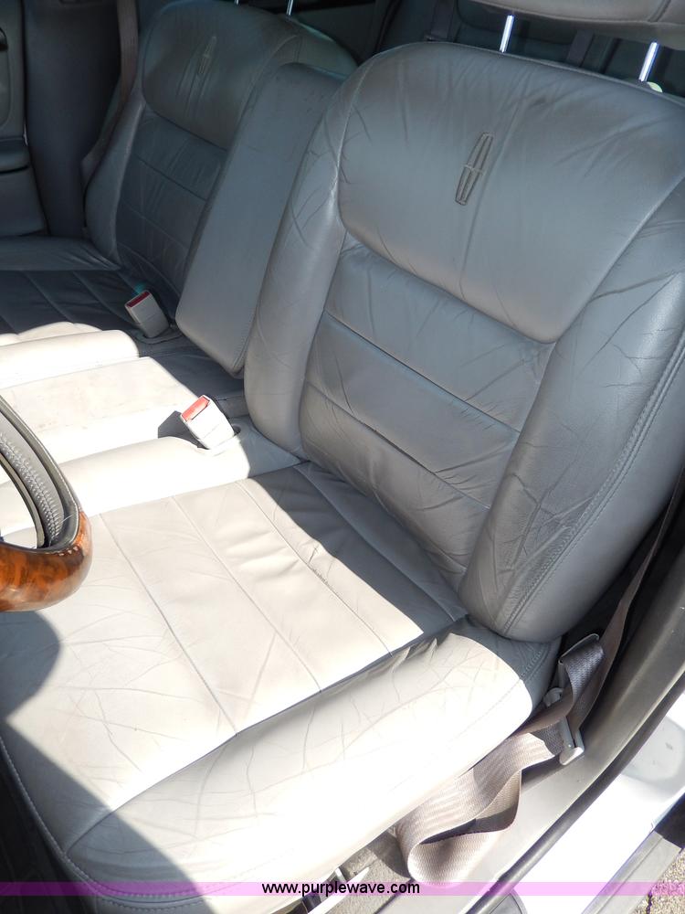 image for item H9595 2001 Lincoln Town Car Executive