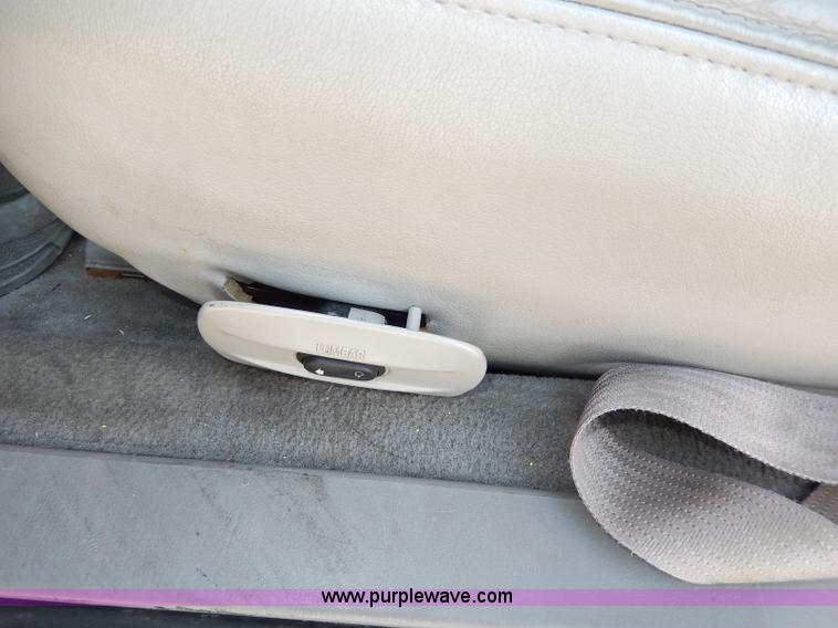 image for item H9595 2001 Lincoln Town Car Executive