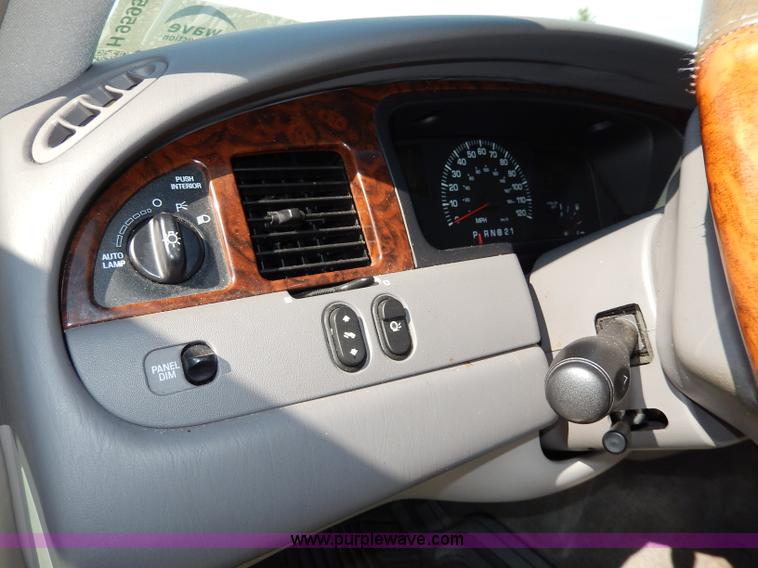 image for item H9595 2001 Lincoln Town Car Executive