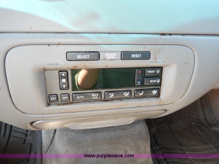 image for item H9595 2001 Lincoln Town Car Executive