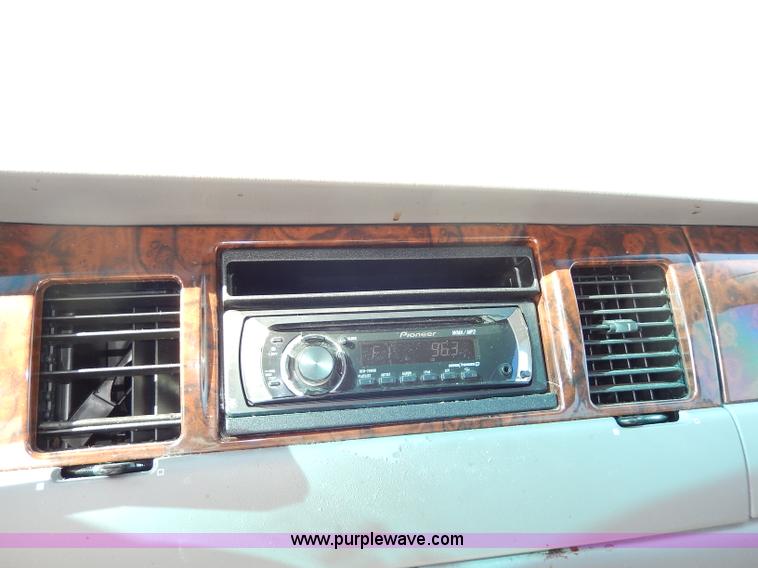 image for item H9595 2001 Lincoln Town Car Executive