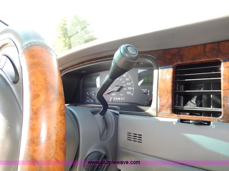 image for item H9595 2001 Lincoln Town Car Executive