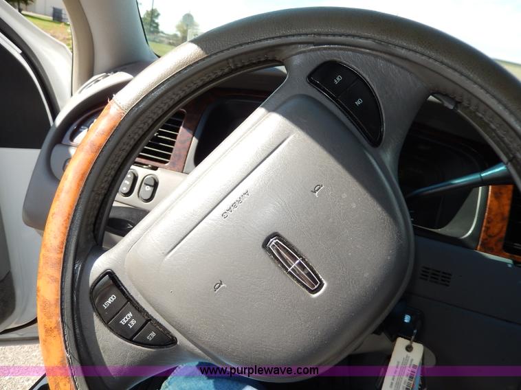 image for item H9595 2001 Lincoln Town Car Executive