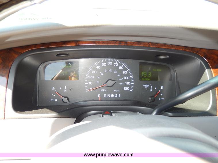 image for item H9595 2001 Lincoln Town Car Executive