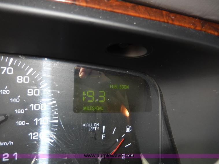 image for item H9595 2001 Lincoln Town Car Executive