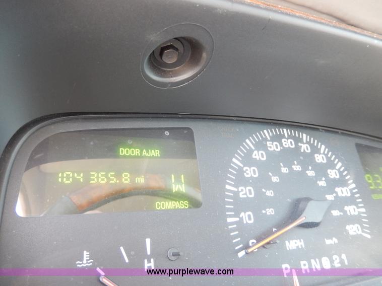 image for item H9595 2001 Lincoln Town Car Executive