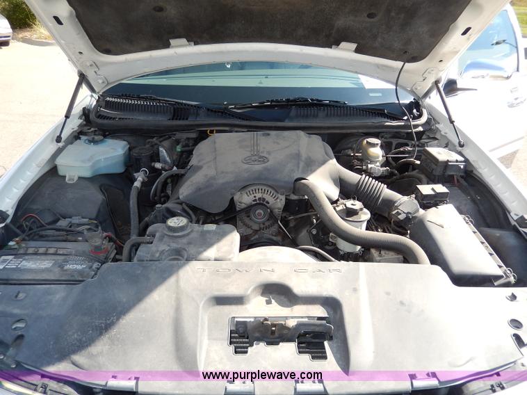 image for item H9595 2001 Lincoln Town Car Executive