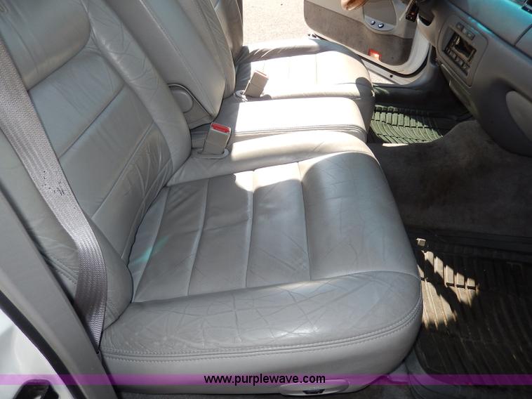 image for item H9595 2001 Lincoln Town Car Executive