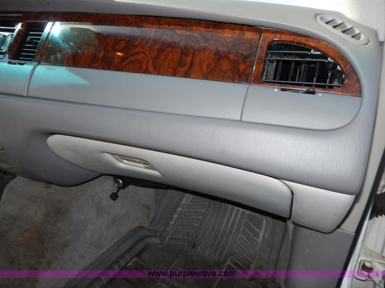 image for item H9595 2001 Lincoln Town Car Executive