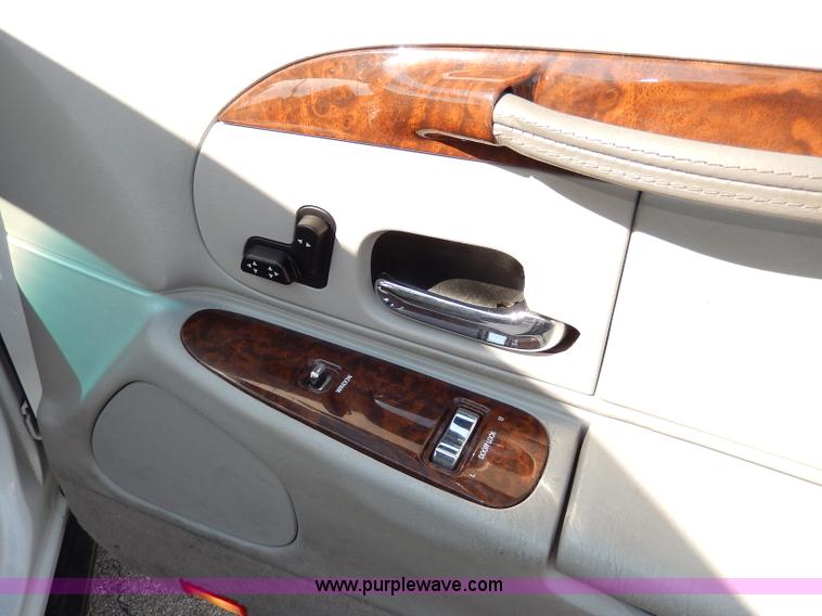 image for item H9595 2001 Lincoln Town Car Executive