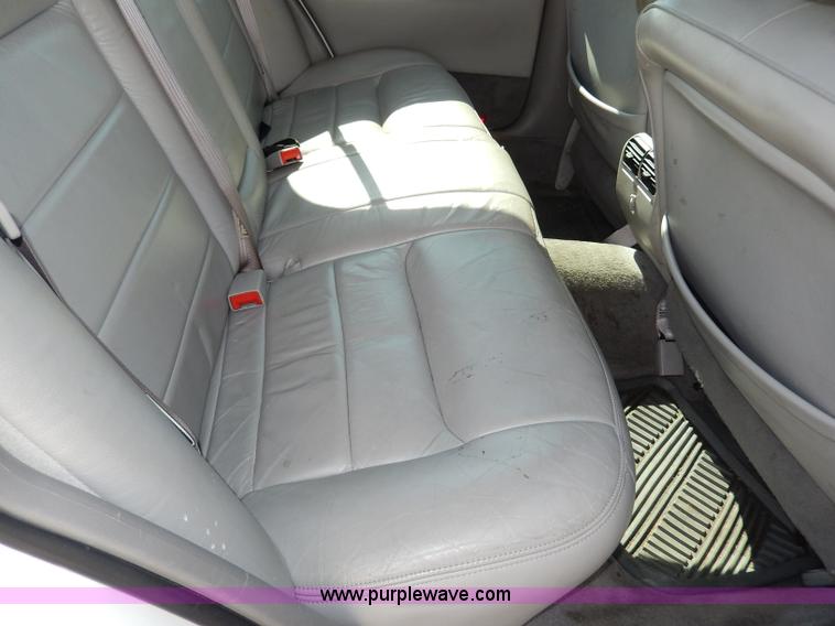 image for item H9595 2001 Lincoln Town Car Executive