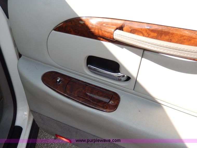 image for item H9595 2001 Lincoln Town Car Executive