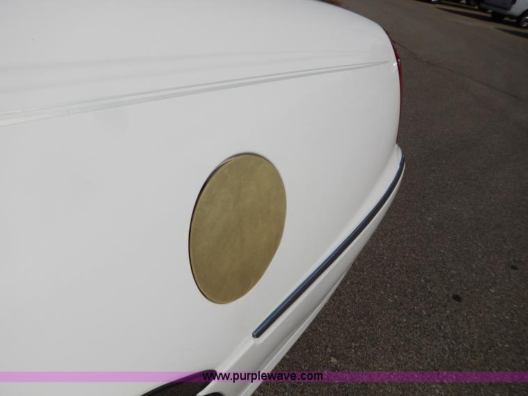 image for item H9595 2001 Lincoln Town Car Executive