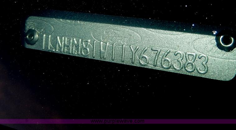 image for item H9595 2001 Lincoln Town Car Executive