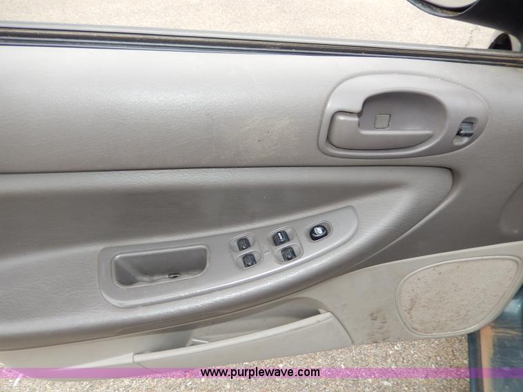 image for item H9610 2006 Dodge Stratus SXT