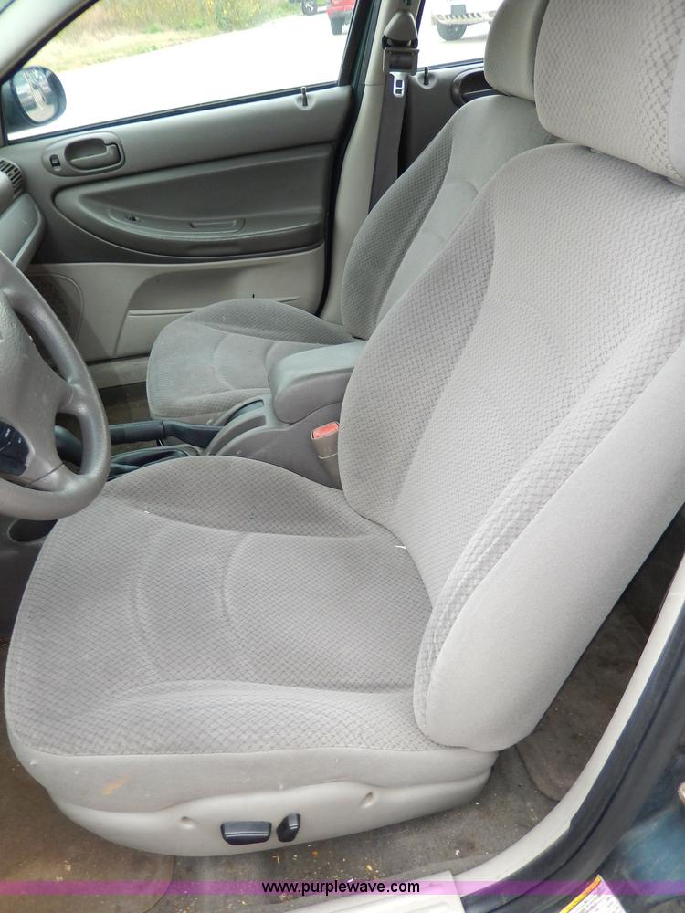 image for item H9610 2006 Dodge Stratus SXT