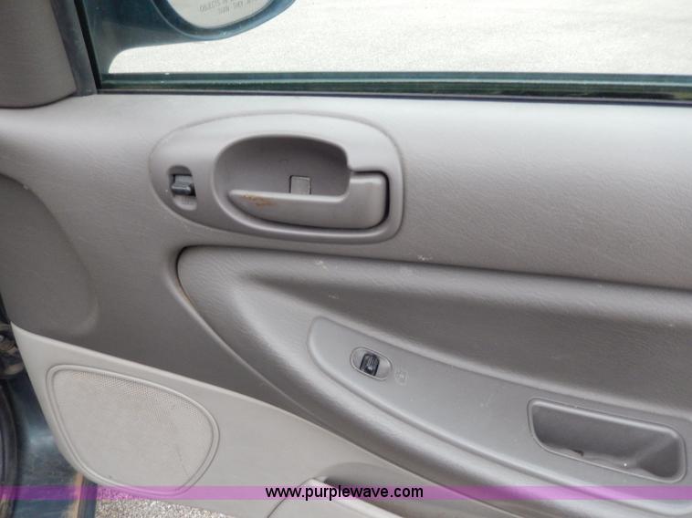 image for item H9610 2006 Dodge Stratus SXT