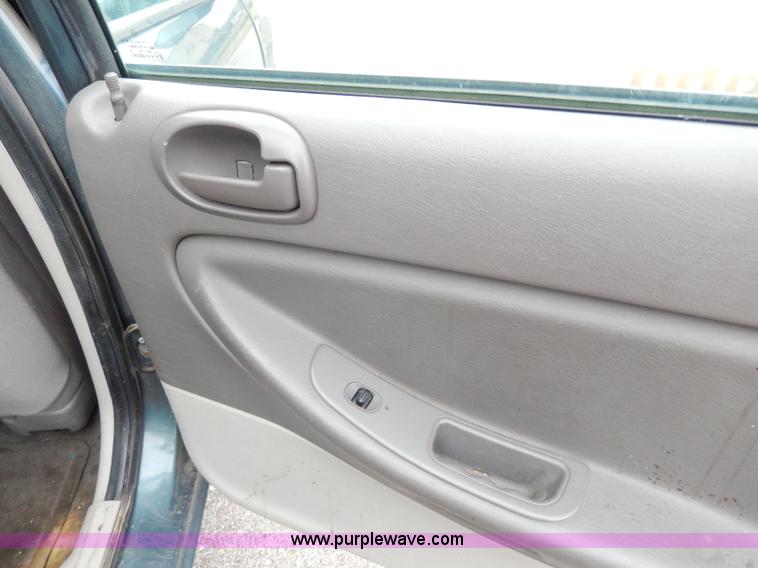 image for item H9610 2006 Dodge Stratus SXT