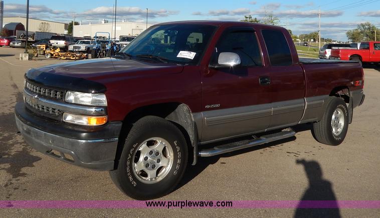 image for item H9633 2000 Chevrolet Silverado 1500 Z71 Ext. Cab pickup truck