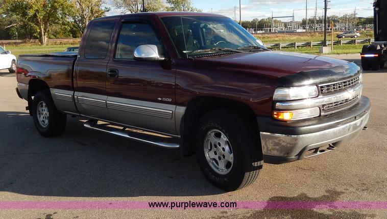 image for item H9633 2000 Chevrolet Silverado 1500 Z71 Ext. Cab pickup truck