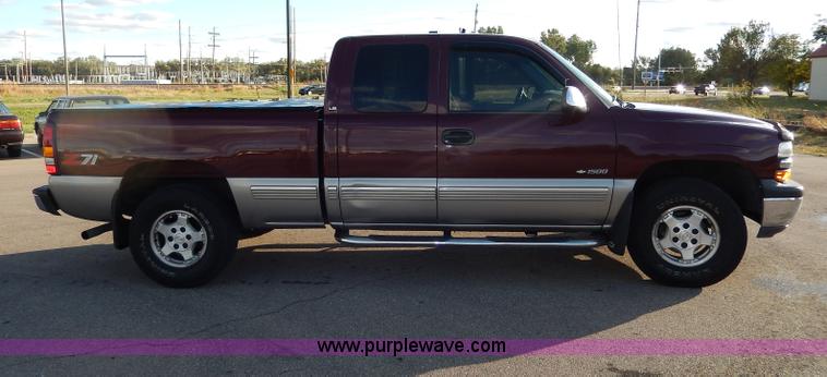 image for item H9633 2000 Chevrolet Silverado 1500 Z71 Ext. Cab pickup truck